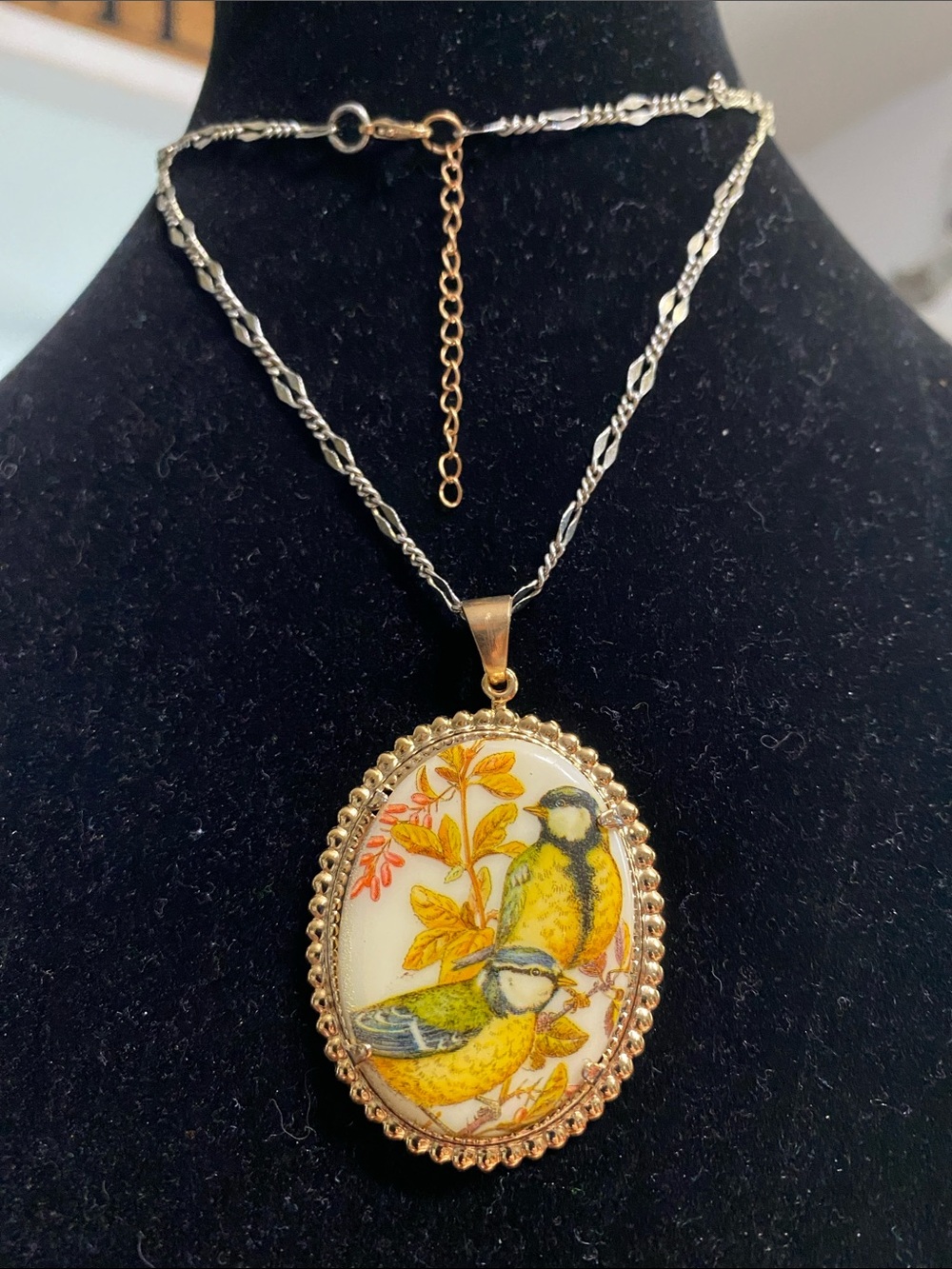 VTG Gold-Tone Oval Bird Cameo Pendant Necklace in Yellow